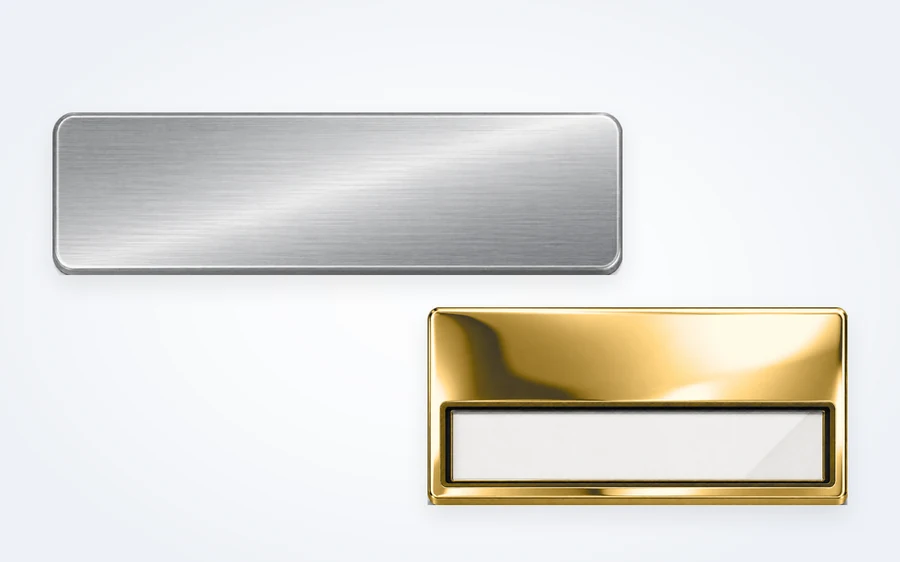 Badge simple argent brossé et badge réutilisable doré miroir à insert papier, côte à côte