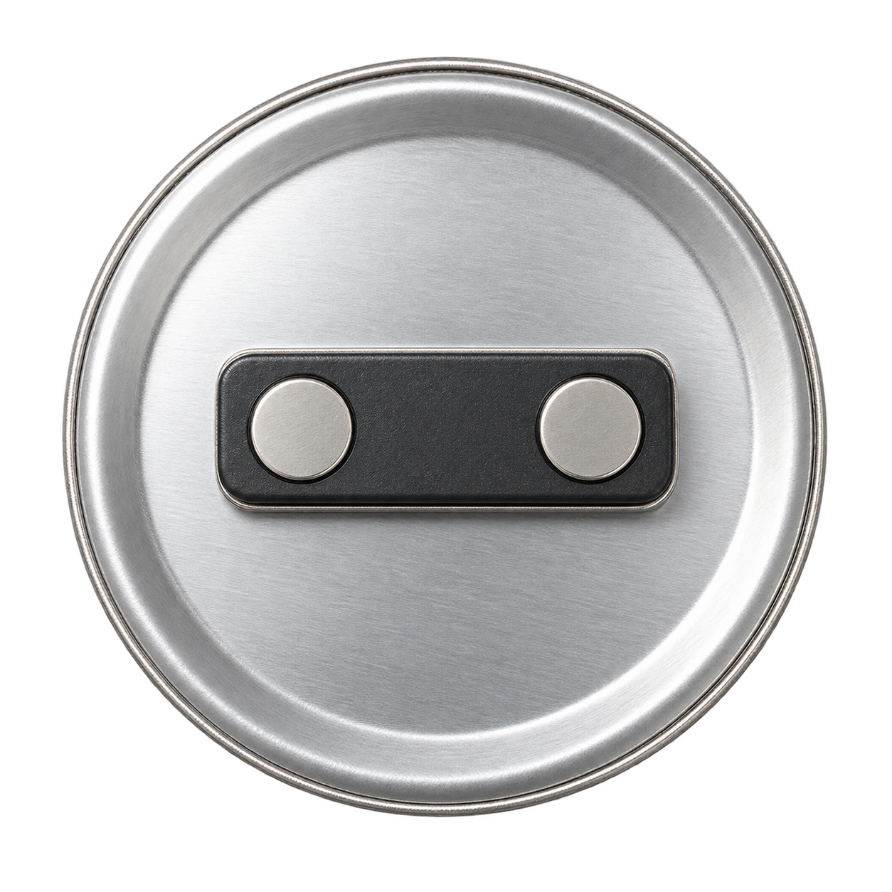 Dos d'un badge rond muni d'une fixation aimantée : une plaquette noire à deux pastilles métalliques