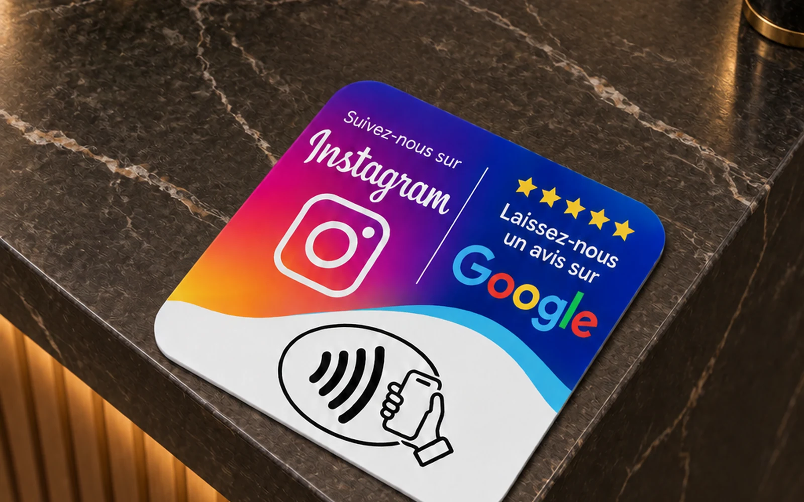 Plaque avis Google et Instagram carrée, posée sur un comptoir en marbre sombre