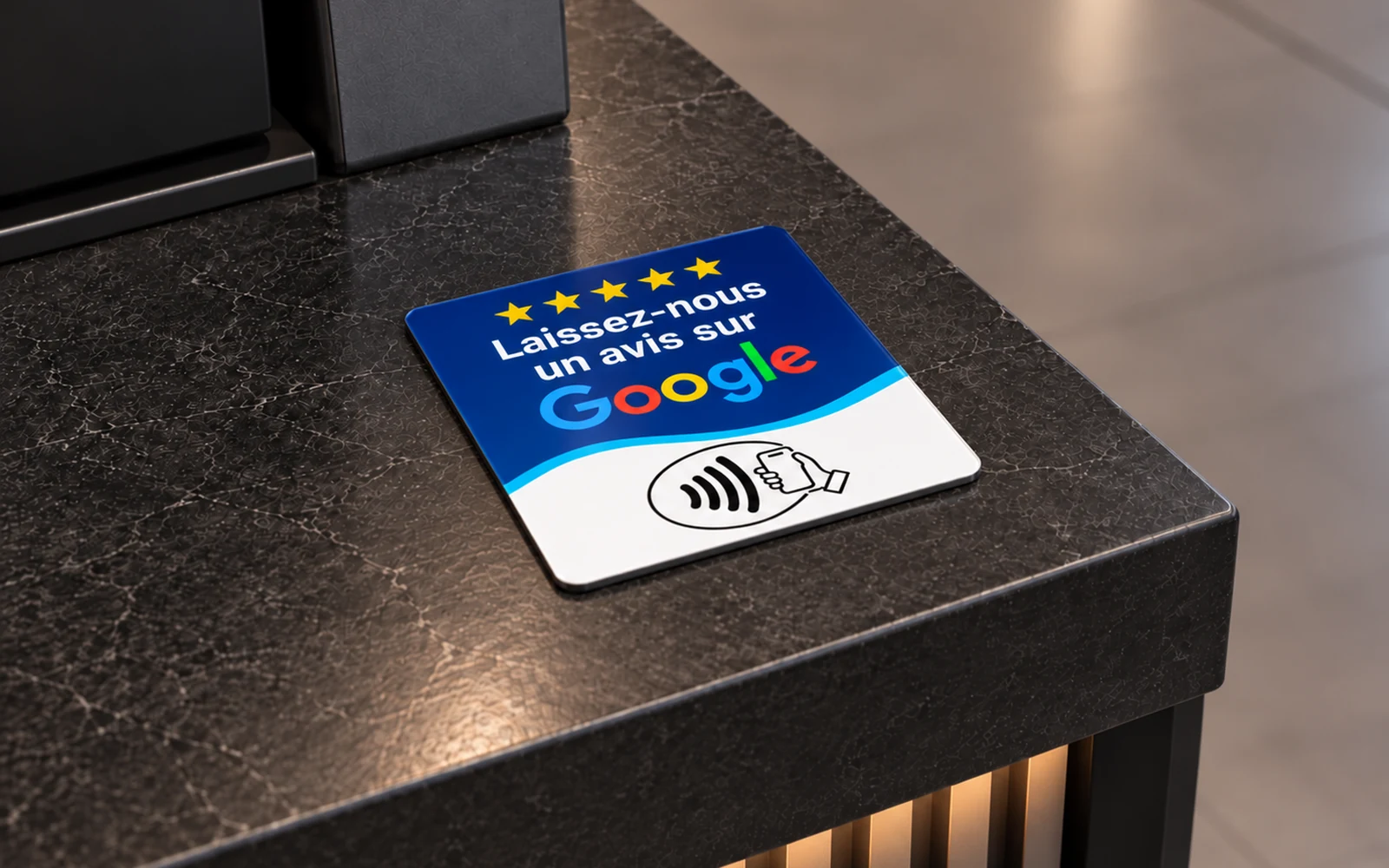 Plaque avis Google avec puce NFC, posée sur un comptoir en pierre