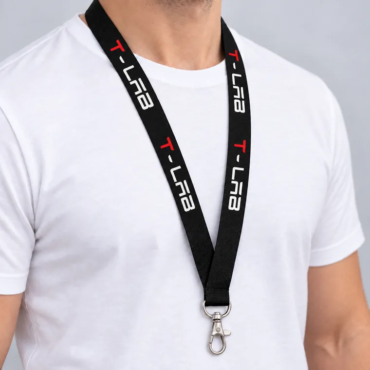 Détail de l’impression rouge et blanche répétée sur un ruban noir porté